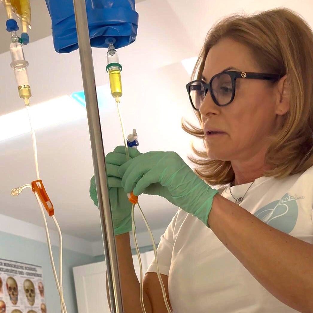 Mandy Röder bereitet Infusion vor in ihrer Praxis in München Freimann