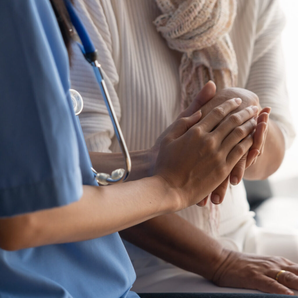 25 Jahre Pflegeerfahrung, Krankenschwester-Hände am Krankenbett